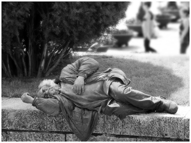 Hombre durmiendo en la calle