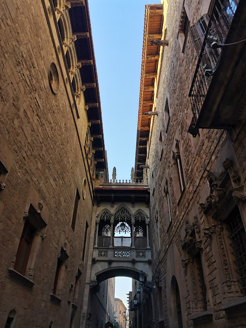 Pont del Bisbe built in 1928, Gothic Quarter