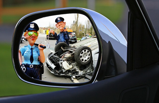 自動車事故の現場に駆けつけた警察官
