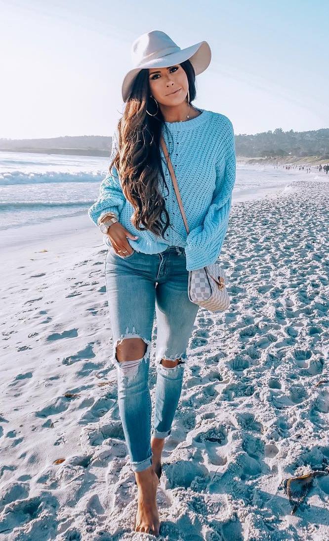 fashionable outfit idea / hat + crossbody bag + blue sweater + ripped jeans