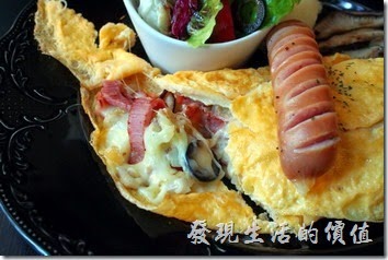 台南-PS-Cafe-Brunch。歐姆捲蛋內有切丁的洋蔥、去子的蕃茄、培根肉、黑橄欖，還有會拉絲的起司，個人推薦這道菜色。如果蛋皮可以再煎得軟嫩一點會更棒。