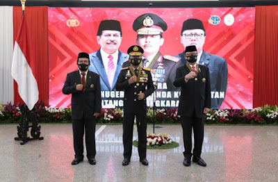 Kapolri Jenderal Idham Azis memberikan Tanda Kehormatan Bintang Bhayangkara Utama kepada Menteri Pendayagunaan Aparatur Negara dan Reformasi Birokasi (Menpan RB), Tjahjo Kumolo dan Menteri Agraria dan Tata Ruang (ATR)/Kepala Badan Pertanahan Nasional (BPN) Sofyan Djalil, Jumat, 18 Desember 2020.