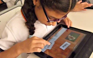 Imagen de una niña en el aula utilizando una aplicación en una tablets