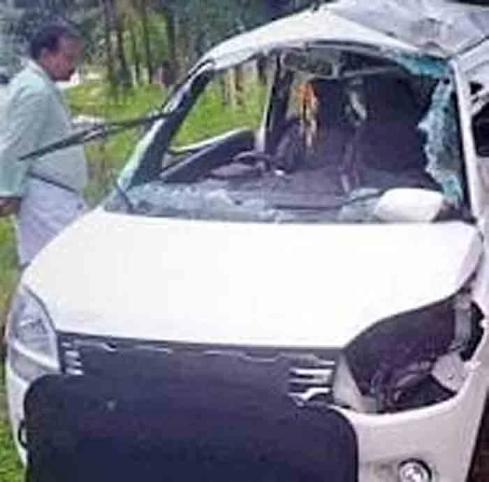 Driver died after car hits power pole in Iritty : 3 injured, Kannur, News, Accidental Death, Injured, Hospital, Treatment, Kerala