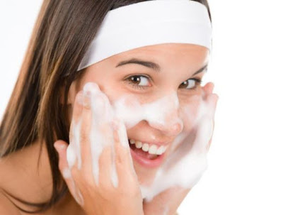 Langkah Urutan Membersihkan Kulit Wajah dengan Cleanser Pagi dan Malam