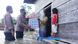    Tembus Lokasi Banjir, Kapolres Luwu Utara Salurkan Bantuan Ke Warga Malangke Barat