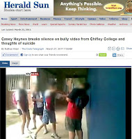 Reportagem (em inglês) no Herald Sun australiano sobre bullying em escola