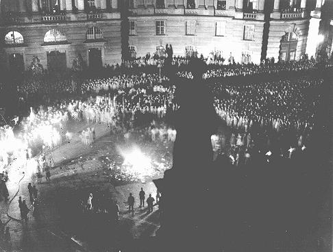 foto em preto e branco com vista de cima da Praça da Ópera com a grande queima de livros acontencendo