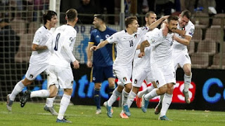 L'esultanza degli azzurri al primo goal di Acerbi.