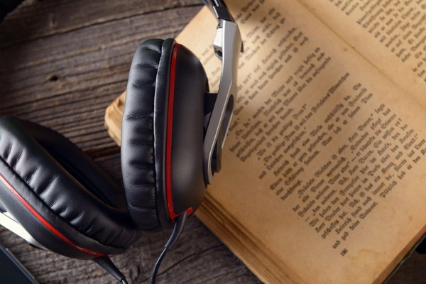 موقع مجاني للاستماع لآلاف الكتب الصوتية الرائعة