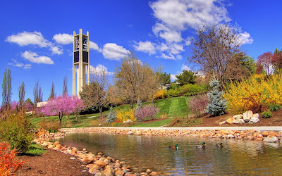 Río con patitos en el jardín de la torre de las campanas