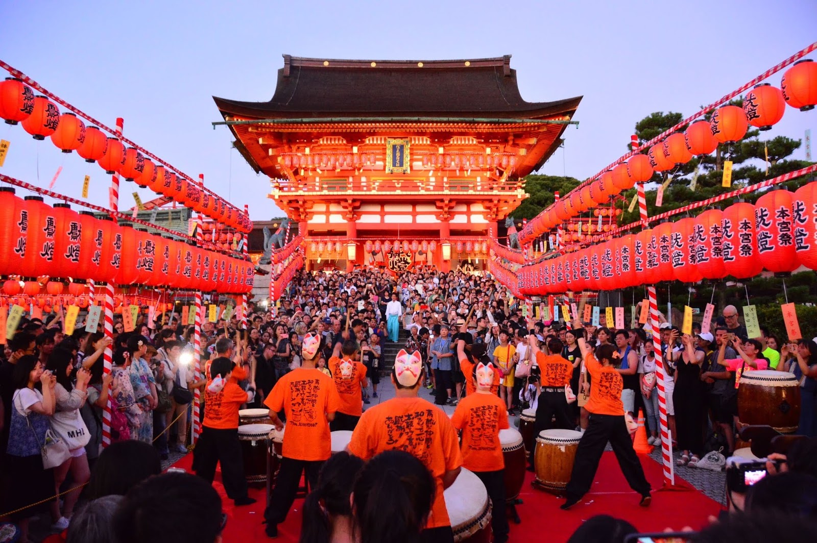 幻想的にライトアップされた伏見稲荷の本宮祭 ゲストハウスのスタッフブログ 幻想的にライトアップされた伏見稲荷の本宮祭 ゲストハウスのスタッフブログ
