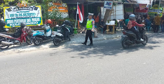 Kapolsek Pengasih Melaksanakan Pengamanan Takziyah Dan Pengaturan Lalu Lintas Di Rumah Duka Alm Bapak Ir. H. Subito.