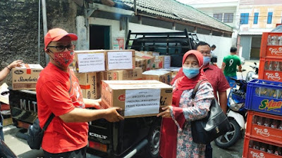 Peduli Banjir Karawang, Anggota DPRD Jabar Hj.Iis Turniasih Berikan Bantuan Logistik