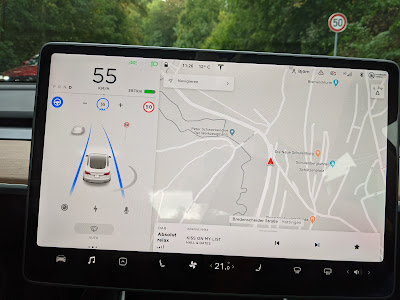 Tesla Model 3 mit erkanntem Verkehrsschild