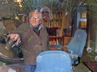 Bill Kraft in his studio with David Ocker's reflection (December 2007)