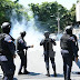 Policías lanzan gases lacrimógenos a ciudadanos frente la Casa Nacional del PLD