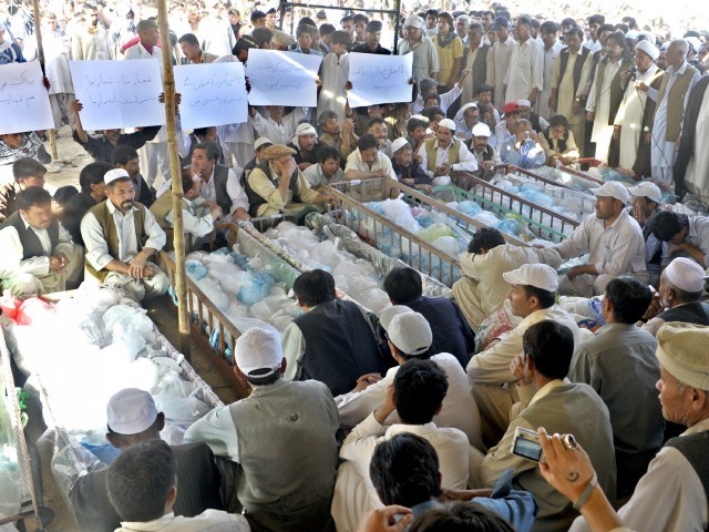 Relatives of the victims of Akhtarabad bus attack prepare the funerals ...