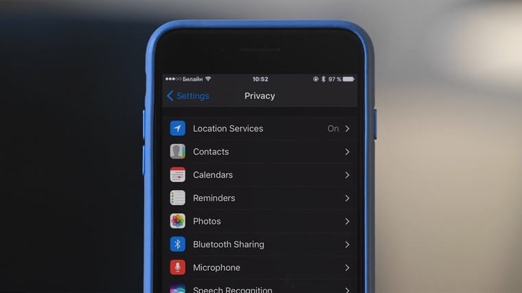 Siapa pun yang memakai iPhone atau iPad dalam kondisi gelap niscaya akan mengalami beber Cara Mengaktifkan Invert Color (alias Dark Mode) di iPhone dan iPad