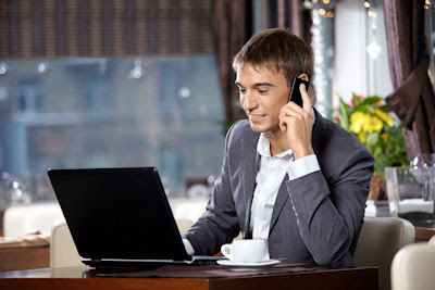 Hombre de negocios con su laptop y teléfono celular - Business man