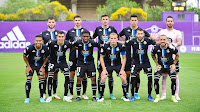 R. C. DEPORTIVO DE LA CORUÑA. Temporada 2021-22. Adrián Lapeña, Sánchez, Alberto Quiles, Miku, Mackay. Elitim, Villares, De Camargo, Álex Bergantiños, Antoñito y Héctor Hernández. REAL VALLADOLID C. F. PROMESAS 0 R. C. DEPORTIVO DE LA CORUÑA 4 Sábado 21/05/2022, 20:30 horas. Campeonato de Liga de 1ª División RFEF Footters, Grupo A, jornada 37. Valladolid, Campo Anexo nº 1 del estadio José Zorrilla: 400 espectadores. GOLES: 0-1: 10’, Miku, de penalti. 0-2: 24’, Alberto Quiles. 0-3: 81’, Miku. 0-4: 90+2’, Álvaro Rey, de penalti.