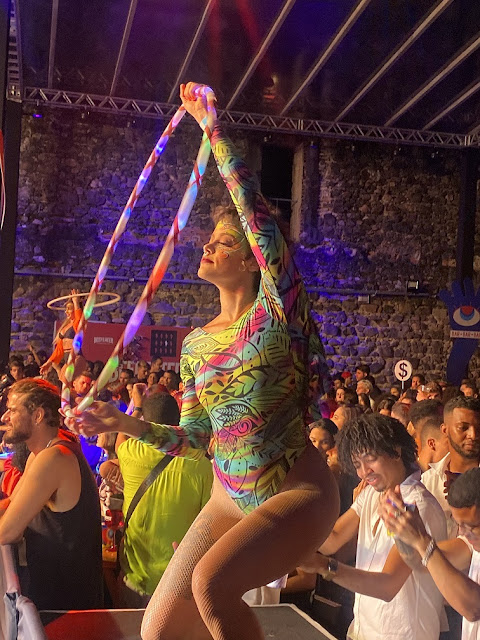 Artistas circenses de Humor e Circo Produtora em evento do Reality Soltos em Salvador da Amazon.