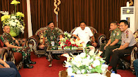 Dijemput Gubernur Olly, Panglima TNI Puji Sinergitas TNI-Polri di Sulut