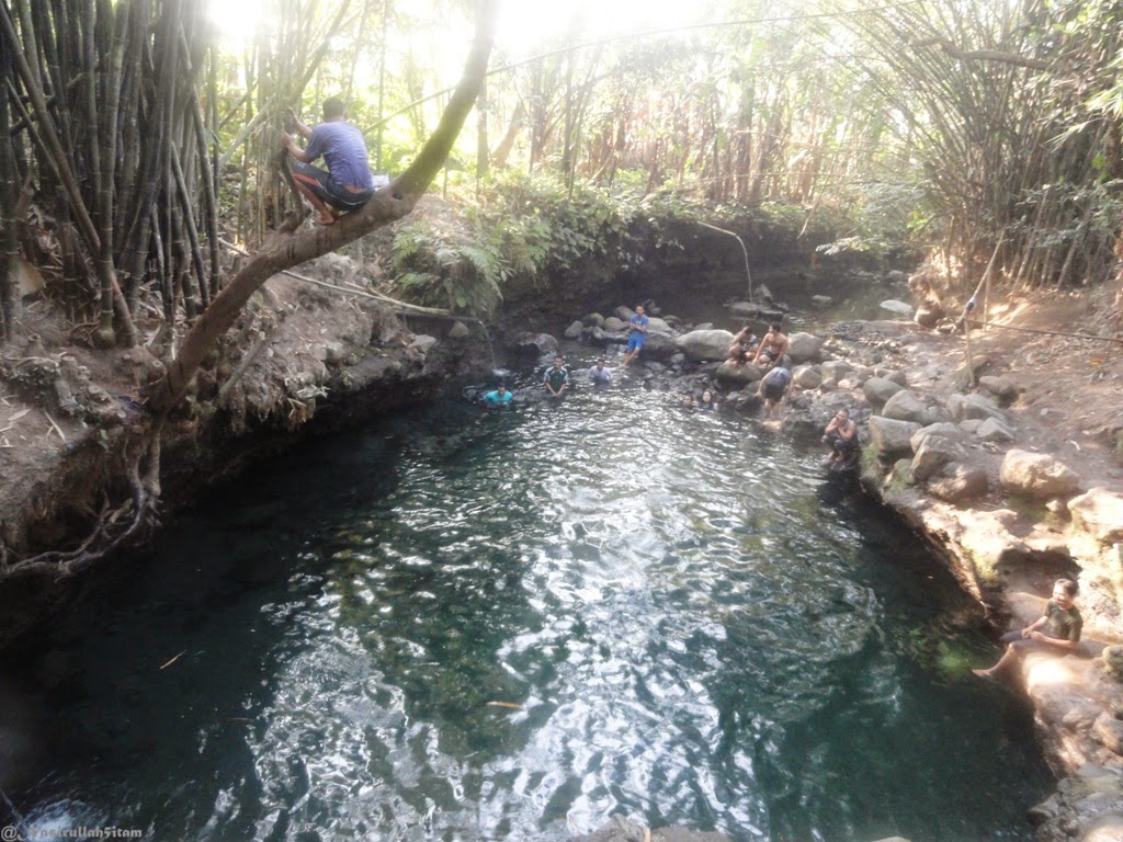 Pengunjung dipemandian Tirta Budi (Blue Lagoon) Jogja pagi hari