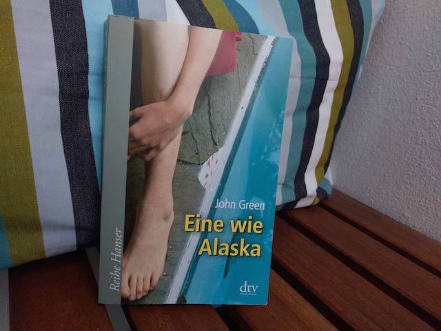 https://samtpfotenmitkrallen.blogspot.com/2018/04/rezension-eine-wie-alaska.html