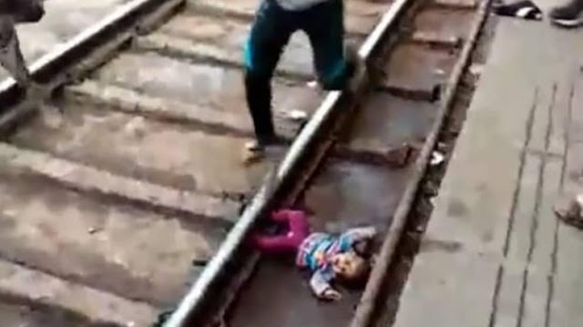 Ajaib !!! Viral Bayi Selamat Usai Jatuh ke Rel dan 'Dilintasi' Kereta