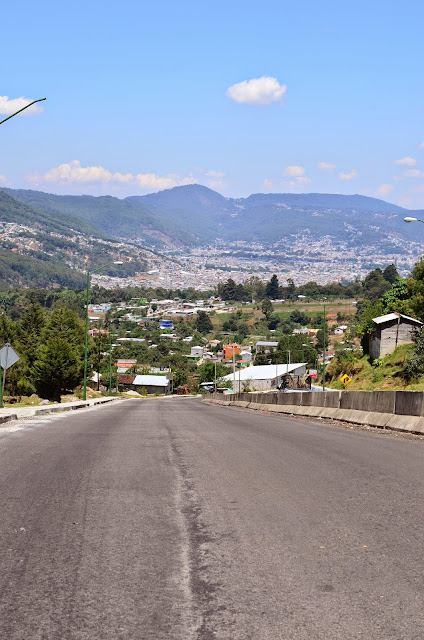 Straße und Blick auf San Cristobal de las Casas in Mexiko