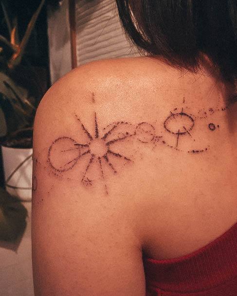 40 tatuagens incríveis para mulheres que amam o espaço e a astronomia