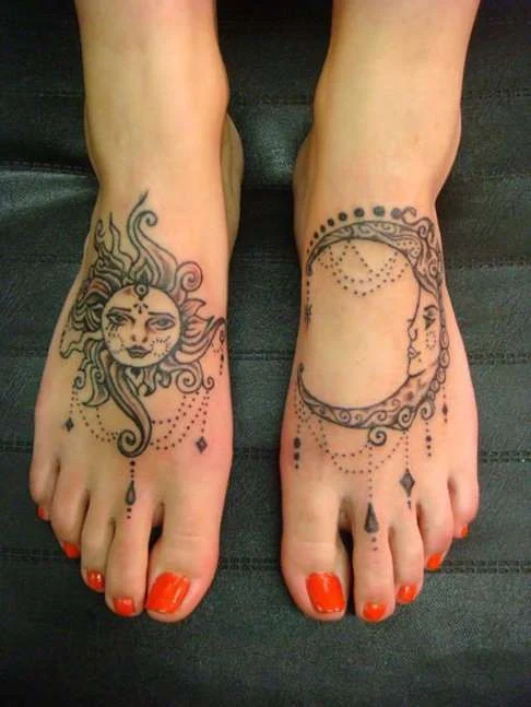 Vemos un tatuaje de sol y luna muy bonito