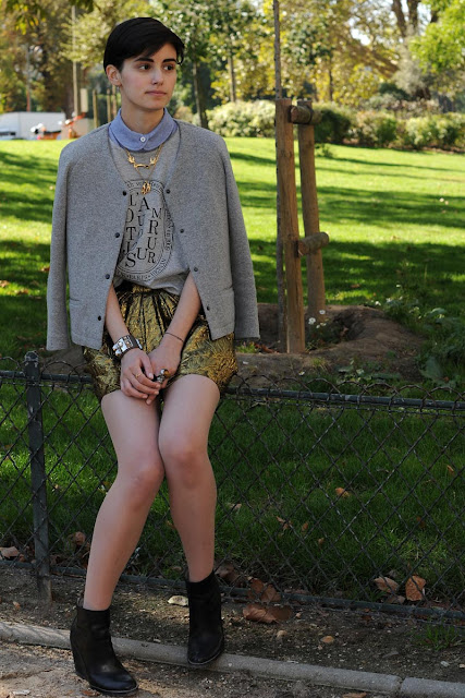 La blogger Anne-Catherine Frey con falda de Isabel Marant y collar de Hermés.