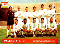 VALENCIA C. F. Temporada 1966-67. Pesudo, Sol, Mestre, Videgany, Paquito, Roberto. Claramunt, Waldo, Ansola, Poli y Guillot. Alineación más repetida del Valencia en la temporada, publicada como cromo en la Colección Álbum de los Equipos de la Liga 1966-67, de El Alcázar. VALENCIA C. F. 3 C. F. BARCELONA 0. 01/01/1967. Campeonato de Liga de 1ª División, jornada 15. Valencia, estadio de Mestalla. GOLES: 1-0: 52’, Poli. 2-0: 66’, Ansola. 3-0: 85’, Waldo.