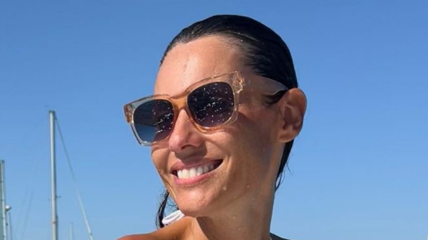 Pampita sigue disfrutando de la playa en modo verano: se mostró con una microbikini azul desde Ibiza