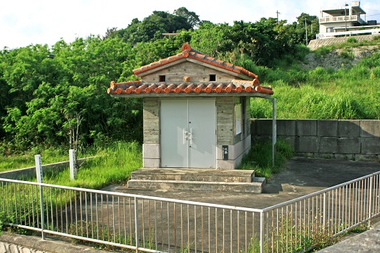 当銘・小城の共有龕および龕屋の写真