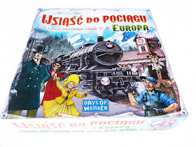 na zdjęciu pudełko gry wsiąść do pociągu: europa, na okładce stara lokomotywa i ludzie w strojach sprzed wieków