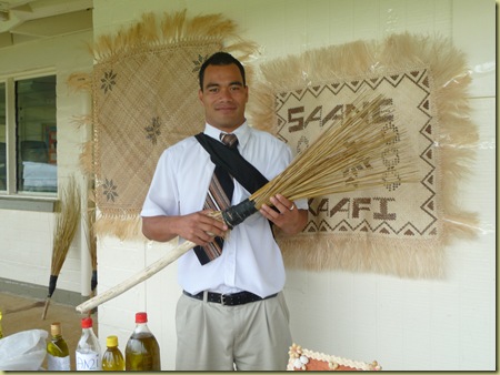 Short Tongan broom for inside sweeping