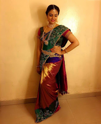 Television actress sreemukhi in saree latest hd photos