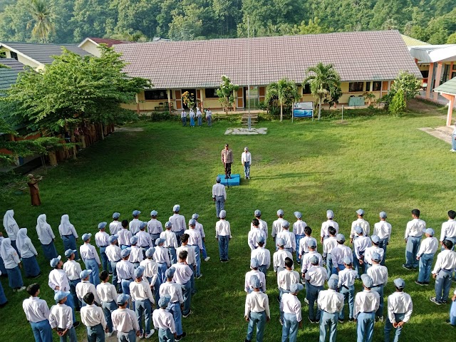 SOSOK KANIT BINMAS POLSEK DOMPU SELAKU PEMBINA UPACARA DI SMKN 2 DOMPU