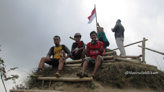 Melepas lelah seraya bercanda di puncak Gunung Kukusan