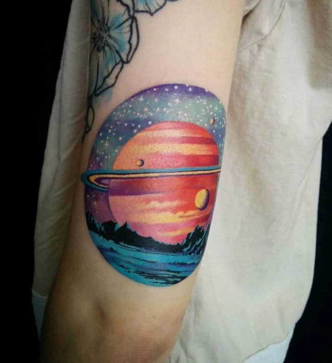 tatuaje de Saturno y sus lunas es detallado y fiel a la realidad