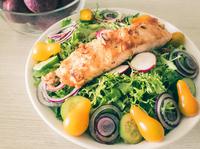Bữa trưa healthy với salad cá hồi nướng với món mận tráng miệng