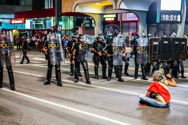 Há quase um século, o Supremo Tribunal Federal (STF) definiu que a polícia não poderia impedir ou determinar o local de reunião para manifestações.
O caso aconteceu em 1919, quando o então chefe de polícia da Bahia proibiu, por meio de telegrama, um comício em favor do senador Epitácio Pessoa. Neste caso específico, a conduta policial foi decisiva para que o Supremo determinasse que a polícia não poderia 