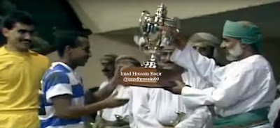 غلام خميس كابتن النادي الاهلي يستلم كأس جلالة السلطان -حفظه الله - لكرة القدم للعام 1984