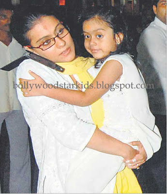 Kajol With Daughter Nysa at Siddivinayaka Temple in Mumbai