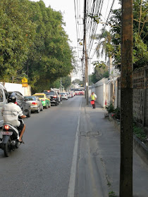 バンコク日本人学校前の道路は超渋滞