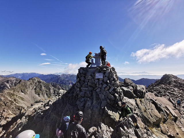 奥穂高岳山頂は激せま