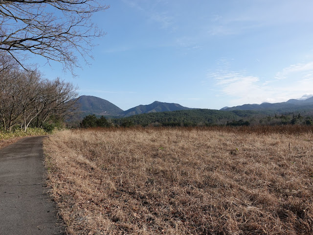 日下の丘の上の田畑の農道からの孝霊山の眺